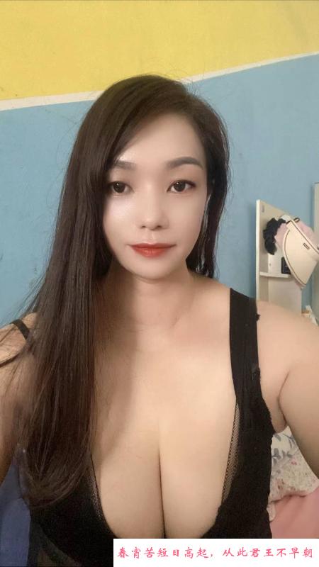 大胸少妇小小 第1张