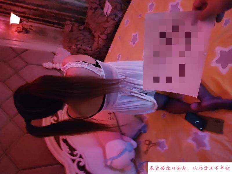 边做边拍视频的妹子 第1张