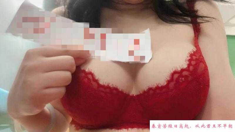 新街口大奶美女 第1张