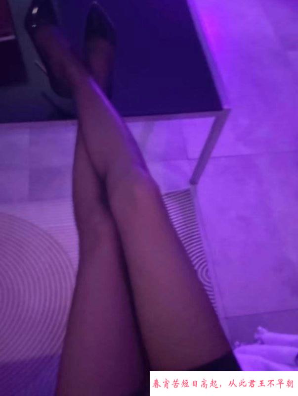 石路附近长腿骚女 第2张