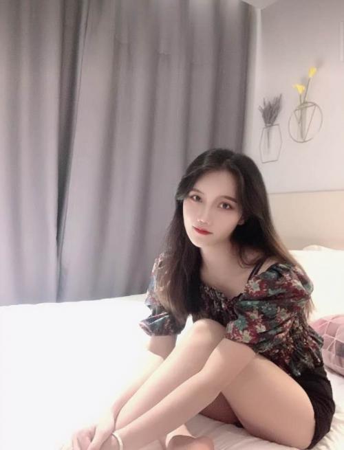约啪郑州某大学性感嫩模妹妹拉到厕所操逼 第1张