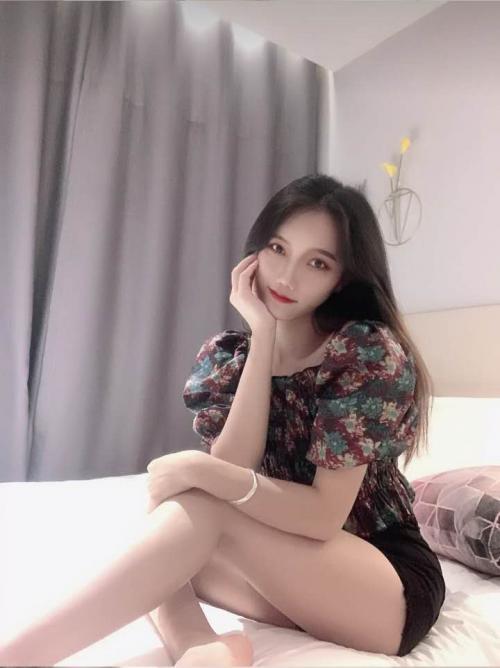 约啪郑州某大学性感嫩模妹妹拉到厕所操逼 第2张