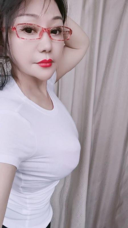 F奶肥臀妹子 第2张