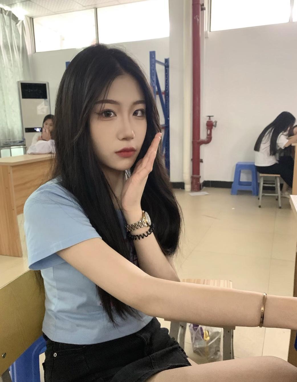 河西区年龄小却性感妖娆的学生妹，一对大白兔感觉太好了 第2张