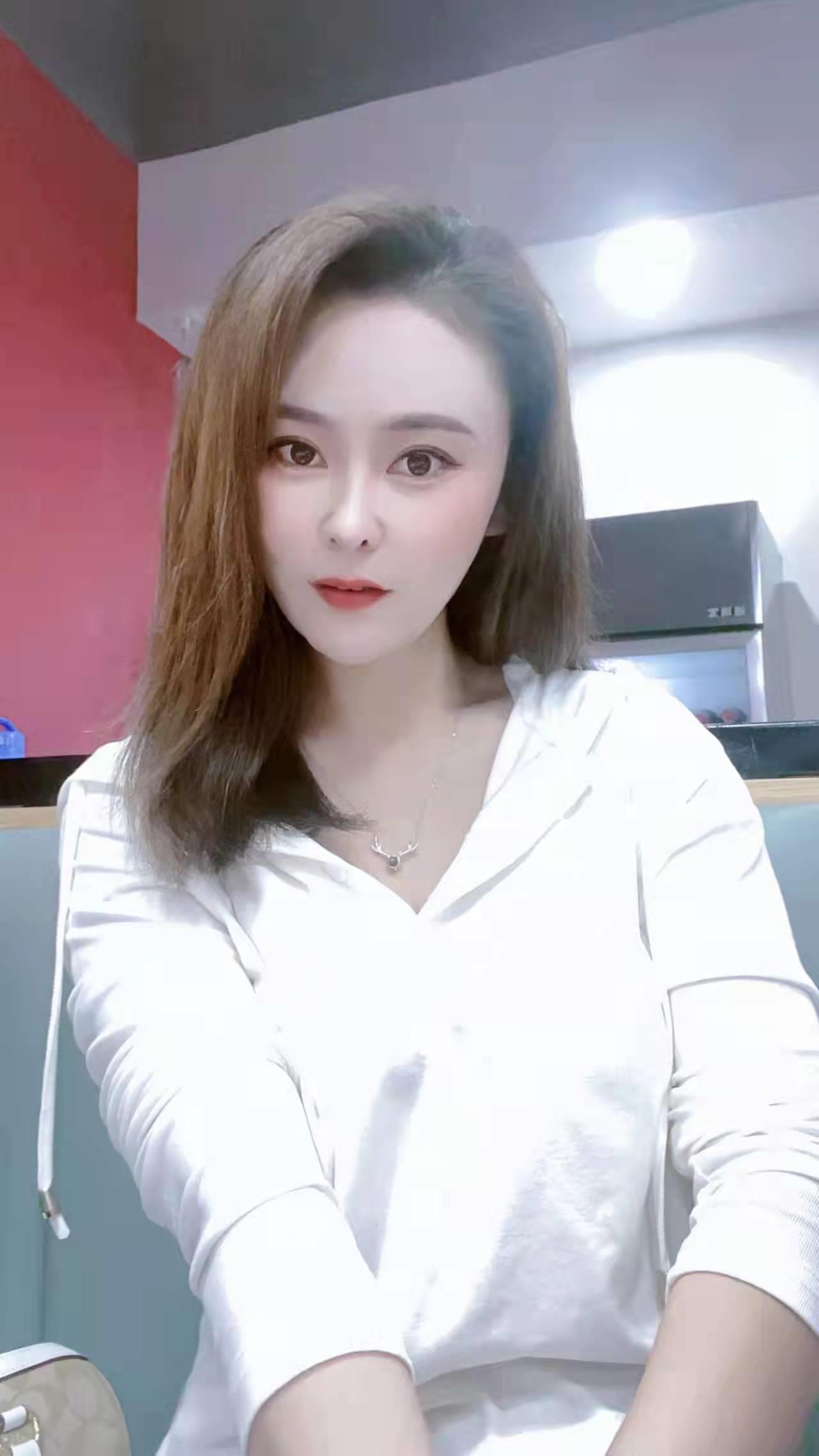 角门东，红色高跟鞋的白嫩大胸妹思思 第2张