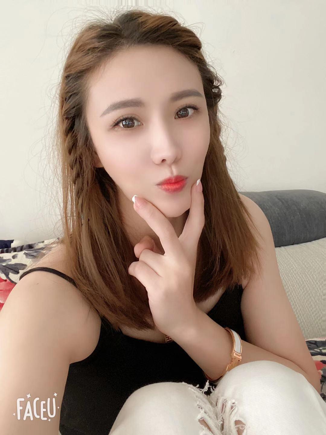 瑜伽健身老师Tina，肤白奶大，吸的好过瘾 第1张