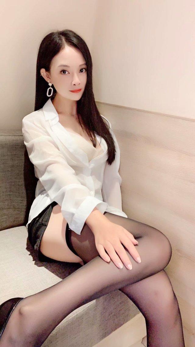 舌吻菊花女 第2张