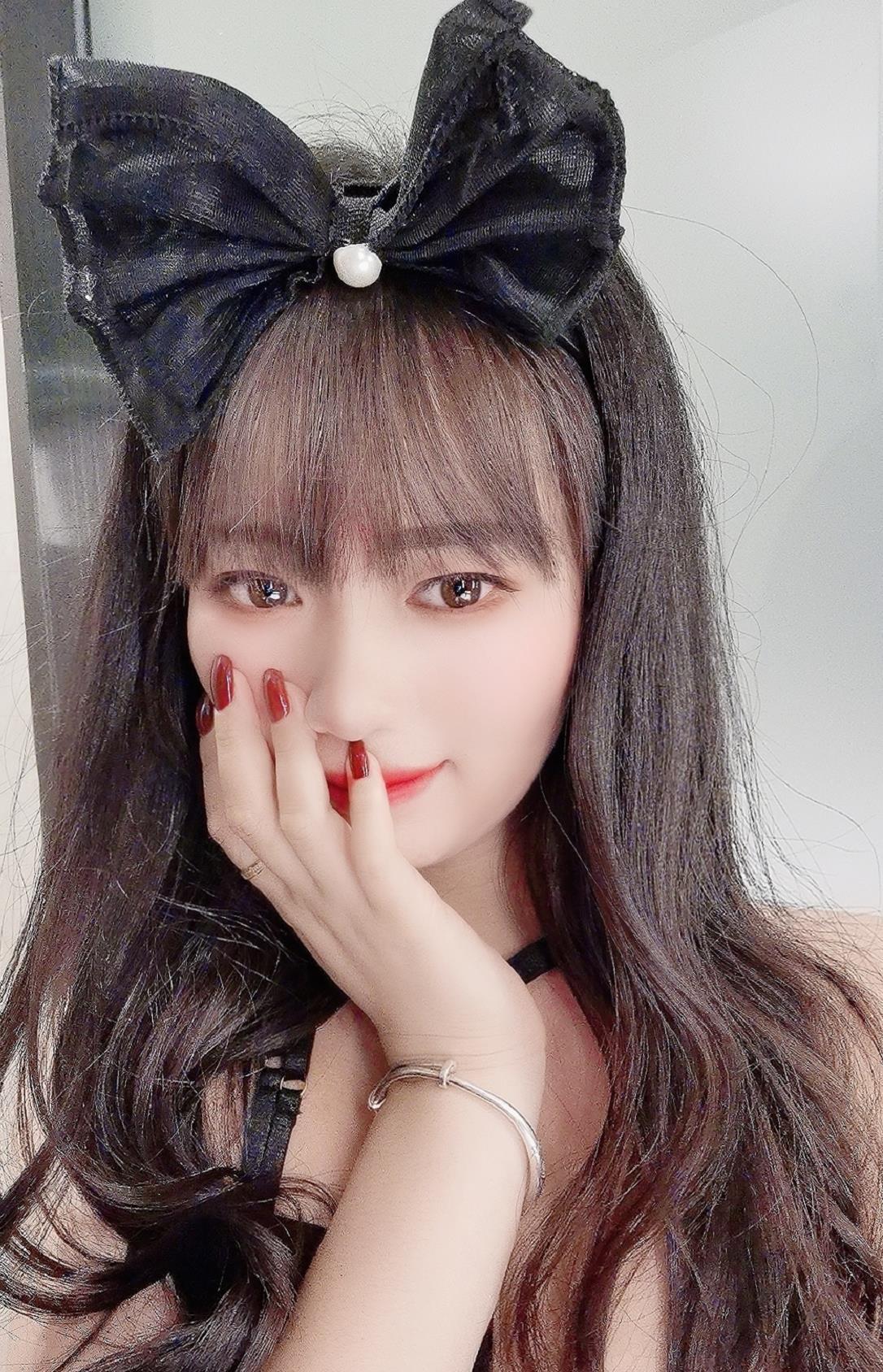 娇俏小邻家芊芊，穿着女仆衣服互动 第2张